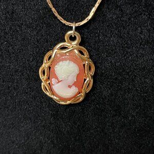 Vintage Napier signed cameo pendant & 16 1/2" gold tone necklace